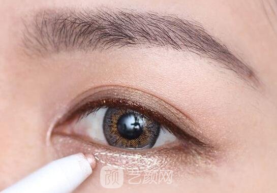 卧蚕的产生会使整个人看起来年轻不少，楚楚动人