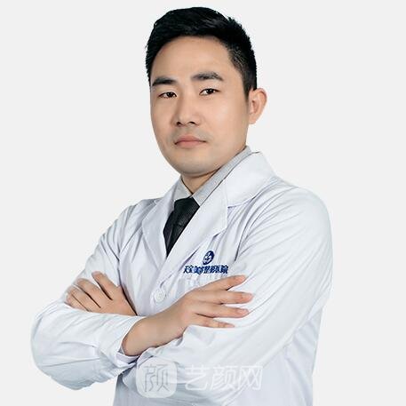 李震