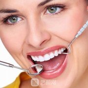 镶假牙的费用是多少？用什么材料比较好呢？疼不疼？