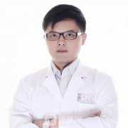 王清峰和韩旭哪个做眼睛双眼皮好？医生一览