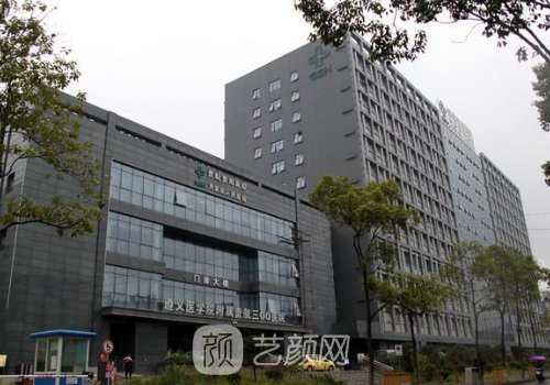 卢新蕾吸脂凹凸不平是真