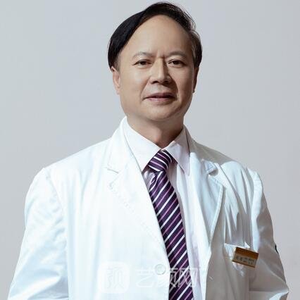 何斌