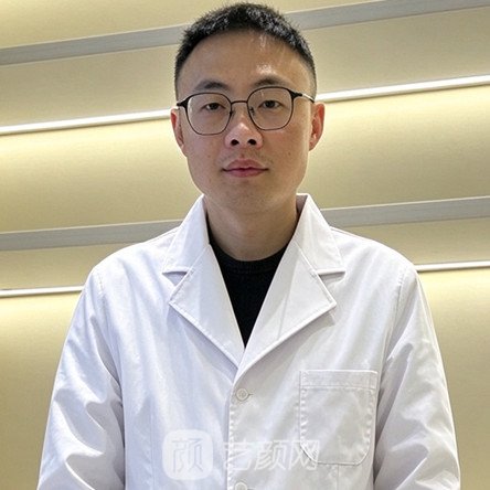 何强